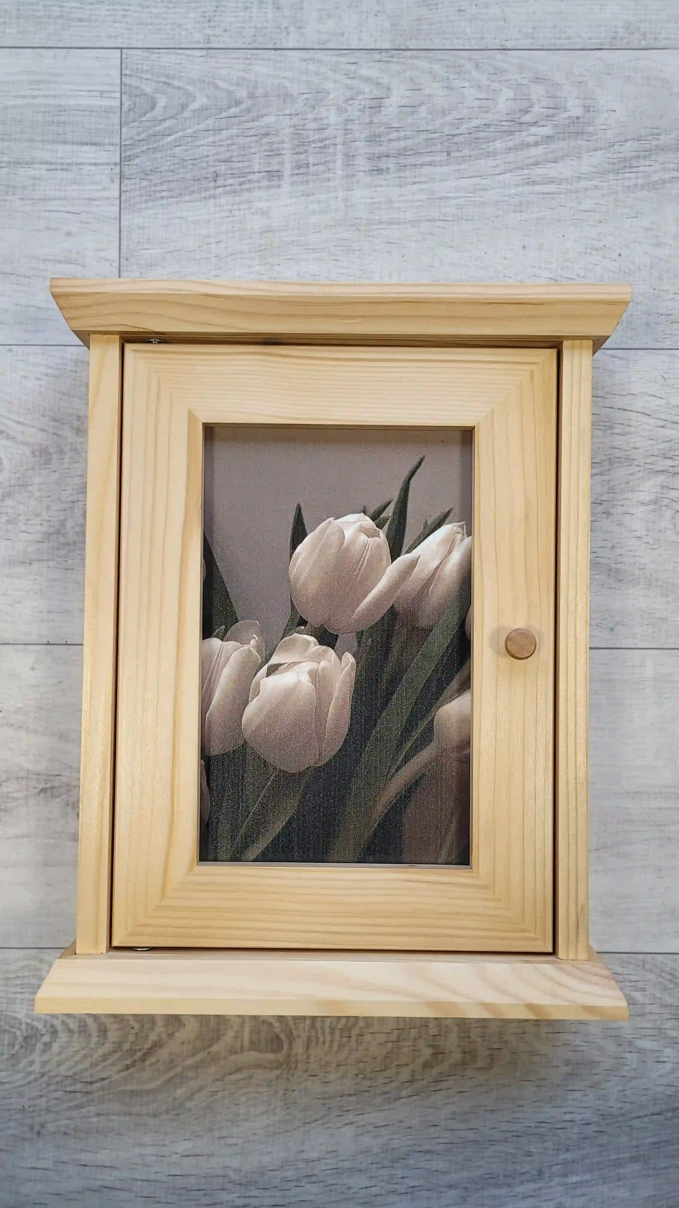 PIKUSA — sleutelbox, licht hout, witte tulpen